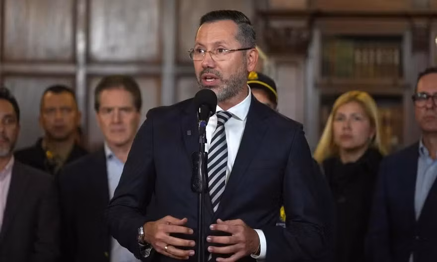 Bộ trưởng Colombia hứng chỉ trích vì đi tắm biển giữa lúc người dân vật lộn sau động đất