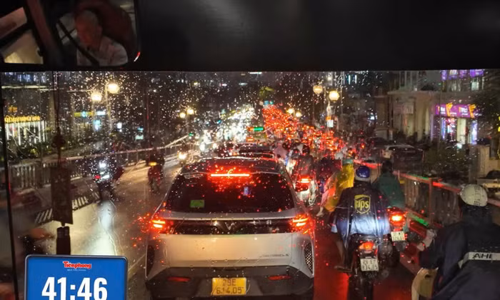 Buýt nhanh BRT bị vây hãm ở các nút giao vào giờ tan tầm thế nào?
