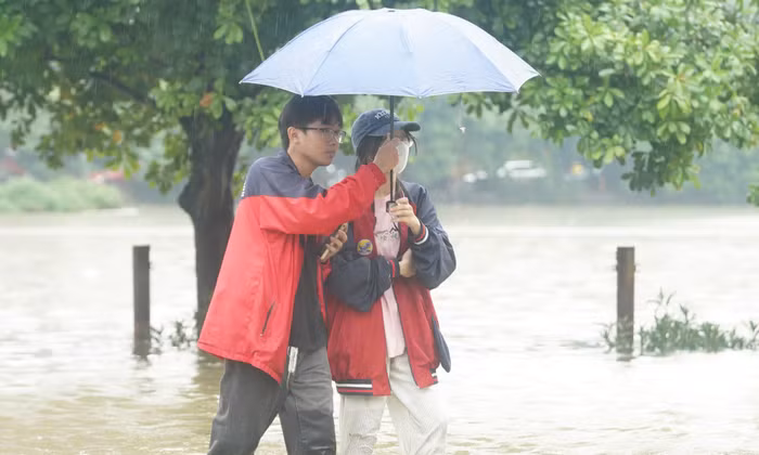 NÓNG 23/9: Cảnh báo mưa dông mạnh ở nội thành Hà Nội