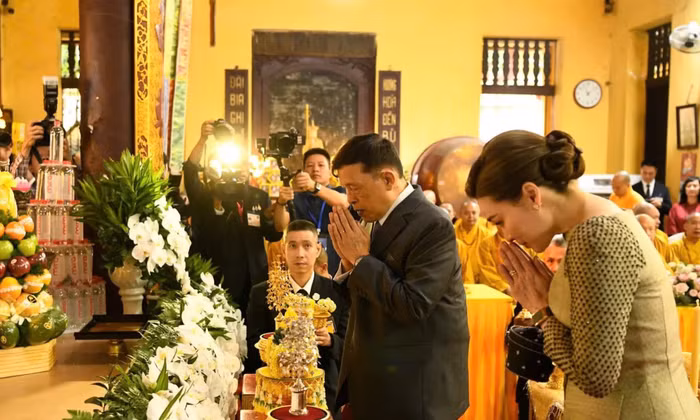 Vua và Hoàng hậu Thái Lan lễ Phật, cầu an tại chùa Quán Sứ