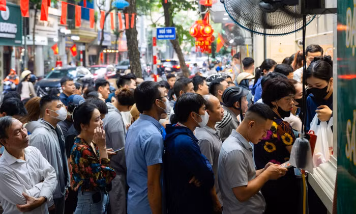 Chen chân chờ mua bánh Trung thu truyền thống