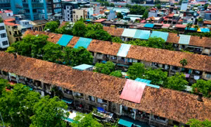 Khu tập thể cũ xuống cấp, người dân nép sát tường vẫn sợ vữa rơi