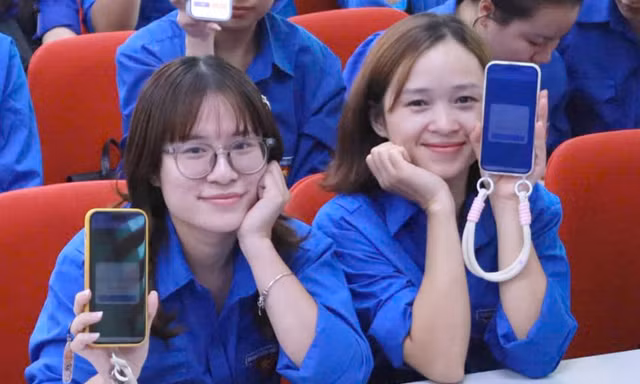 Chinh phục Nghị quyết Đại hội Đoàn XIII trên Smartphone, vận dụng vào công việc hàng ngày