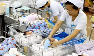 Phụ nữ sinh đủ 2 con trước 35 tuổi sắp được hỗ trợ tối thiểu 2 triệu đồng