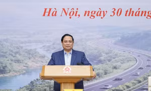 Thủ tướng: Không để tình trạng 1 km đường cao tốc nhưng mười mấy nhà thầu cùng làm