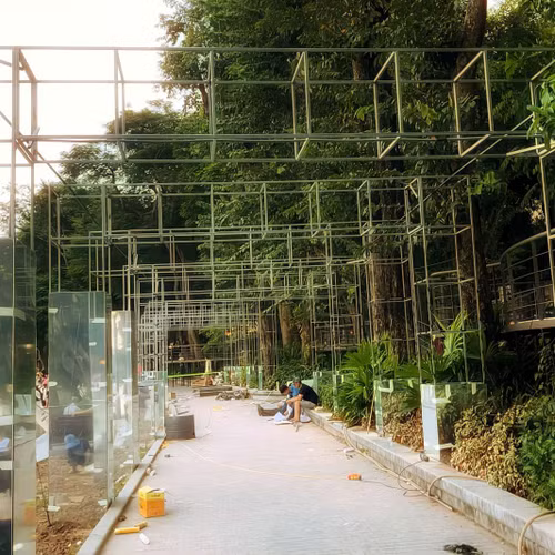 Cận cảnh khung gương, cầu cạn đang được hoàn thiện tại hồ Hoàn Kiếm