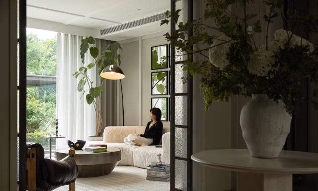 Ngôi nhà rộng 400m2 với tông ngọc trai và vani