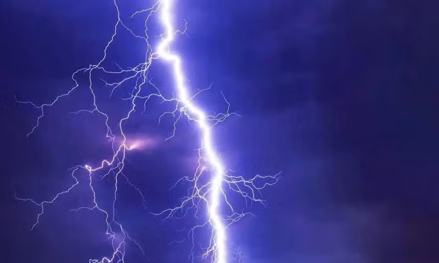 Một người bị sét đánh tử vong trước hiên nhà