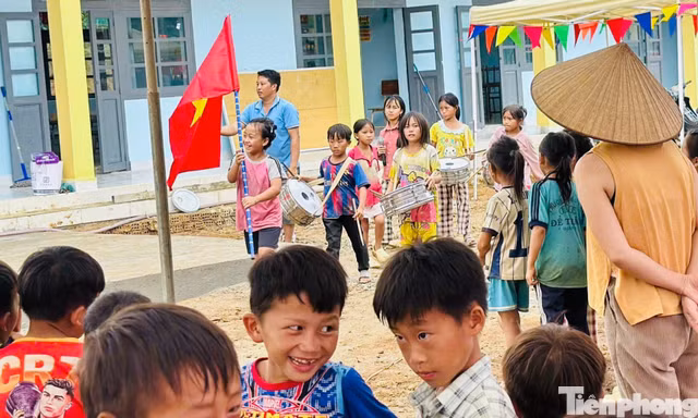 Thầy trò điểm trường giữa rừng tất bật cho ngày khai giảng