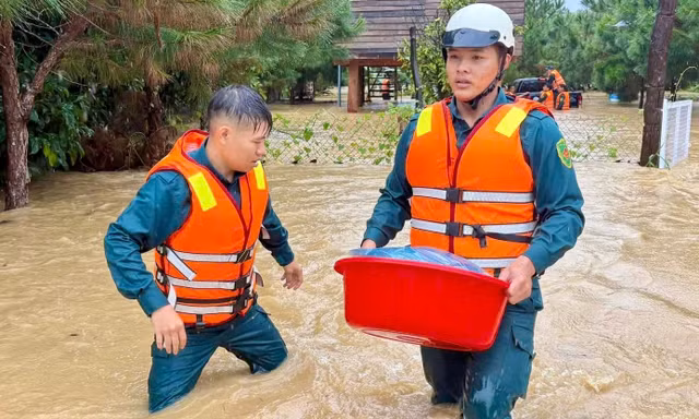 Mưa lớn xuyên đêm, nhiều nhà ở Bảo Lộc ngập sâu, khẩn trương di dời dân