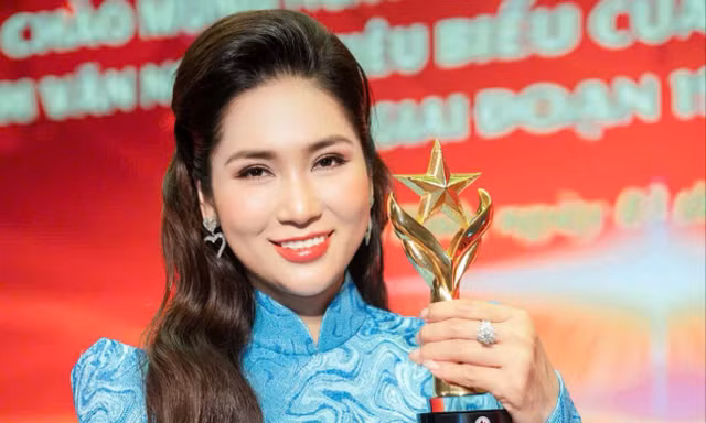 NSƯT Như Huỳnh đại diện cải lương miền Nam nhận giải cùng 200 nghệ sĩ