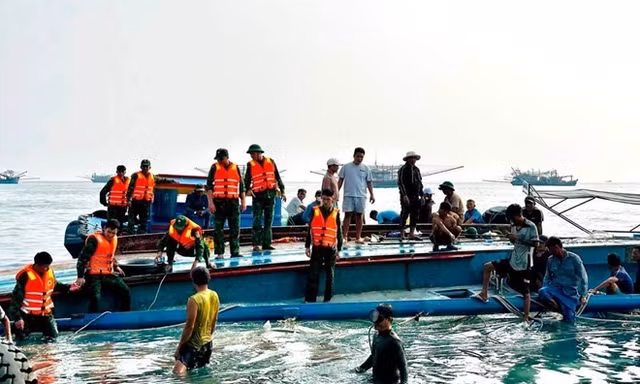 Lật tàu cá gần đảo Phú Quý, một thuyền viên mất tích 