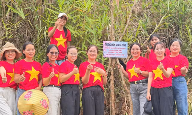 Giữ sạch đường làng, xanh hóa quê hương