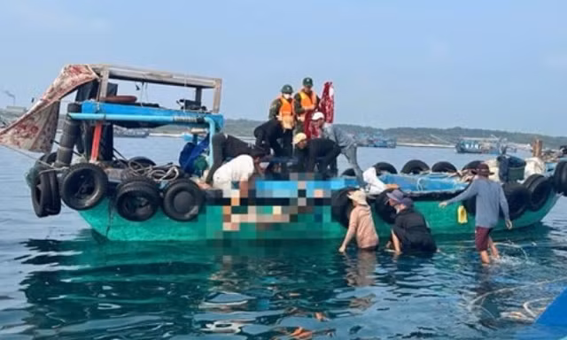 Thi thể thuyền viên mất tích được lực lượng chức năng đưa vào bờ sáng 16/9.