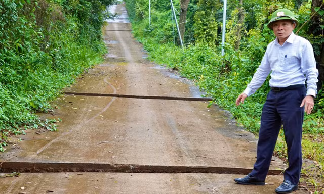 Mưa lớn, đường bê tông xuất hiện 8 vết nứt ngang, đất rẫy sụt lún ở Lâm Đồng