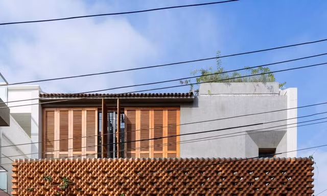 Ngôi nhà bốn tầng gây ấn tượng với gạch thô