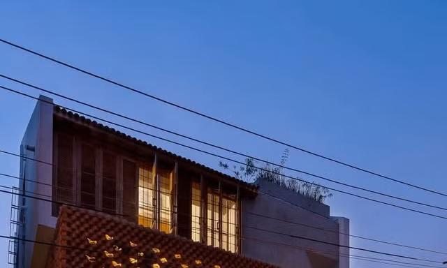 Ngôi nhà bốn tầng gây ấn tượng với gạch thô