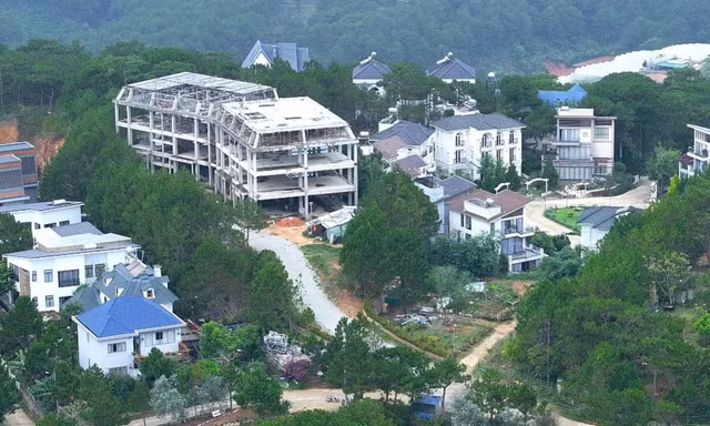 Khu du lịch Nam Hồ nằm trên đường Hùng Vương, phường Xuân Trường - Đà Lạt, Lâm Đồng.
