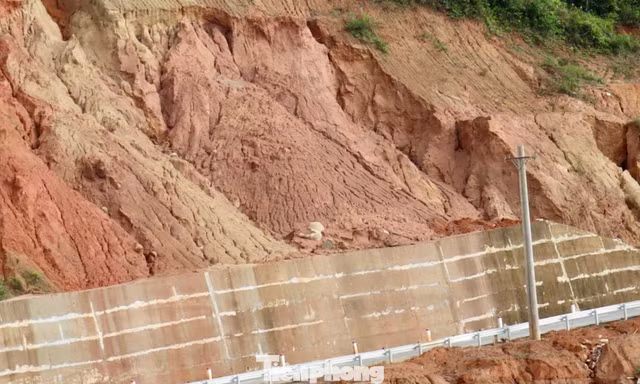 Tuyến đường ngắn nhất nối Đà Lạt - Buôn Ma Thuột xuất hiện nhiều điểm sạt trượt, xói lở