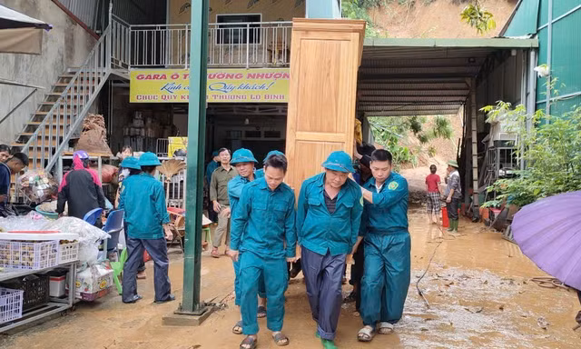 Lào Cai: Xuất hiện vết nứt lớn trên đồi, di dời khẩn cấp 10 hộ dân