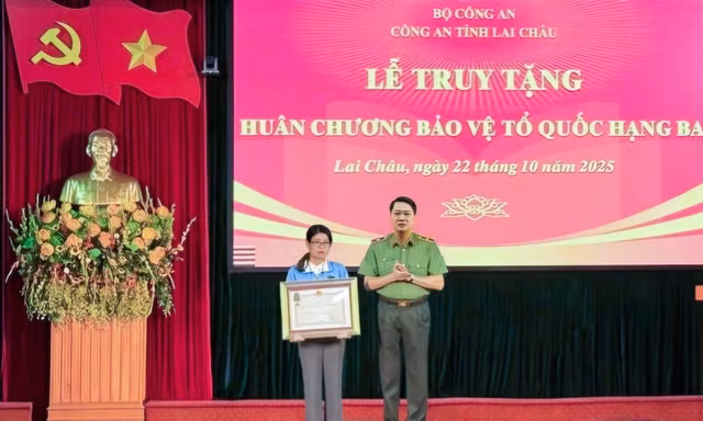Thừa ủy quyền của Chủ tịch nước, thiếu tướng Nguyễn Viết Giang đã trao Huân chương bảo vệ Tổ quốc hạng ba cho đại diện gia đình thiếu tá Hà Văn Minh. Ảnh: Công an tỉnh Lai Châu.
