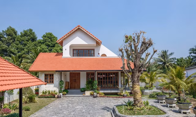 Biệt thự với kiến trúc truyền thống mái dốc ngói đỏ