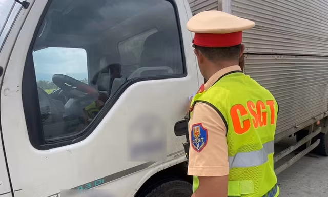 Phạt nặng tài xế chạy dưới tốc độ trên cao tốc
