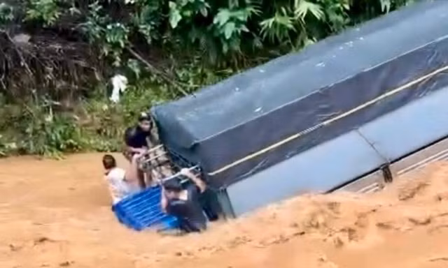 Nhân chứng vụ xe tải bị lũ cuốn trôi: Tôi cảnh báo mà tài xế vẫn lấy đà phóng qua suối
