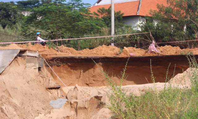 Lũ cát đỏ khoét sâu đường vào Mũi Né, resort ngập cát