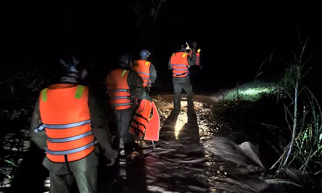 Lội suối đi thăm vườn sầu riêng, người phụ nữ bị lũ cuốn 