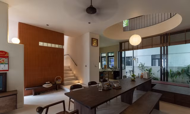 Cắt bớt sàn nhà, tạo khoảng thông tầng kết nối cả gia đình