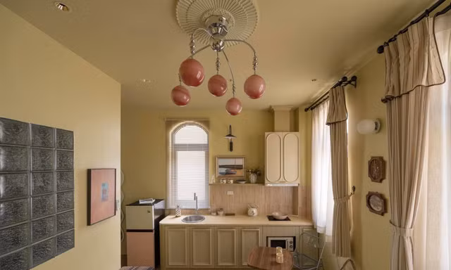 Căn studio 28m² nổi bật với sắc hồng và vàng cát