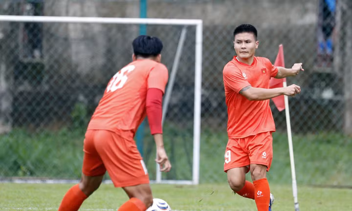 Nguyễn Quang Hải đang là tâm điểm chú ý sau trận đấu với Campuchia trên sân Mỹ Đình. Những gì anh thể hiện ở vòng bảng chưa thực sự ấn tượng như chờ đợi của giới hâm mộ. Dù vậy, HLV Kim Sang-sik và các đồng đội ở đội tuyển Việt Nam vẫn ủng hộ Quang Hải. Phó chủ tịch Trần Anh Tú hôm nay cho rằng Quang Hải là cầu thủ lớn và HLV Kim Sang-sik biết phải dùng anh như thế nào.
