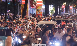 Dòng người đổ về trung tâm TPHCM, nhiều tuyến đường ùn tắc kéo dài