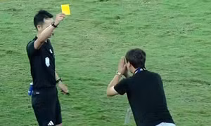 HLV Kim Sang-sik chắp tay vái lạy trọng tài, dùng độc chiêu phá bài ném biên của U23 Indonesia