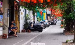 Hết cảnh ngồi lê la, vỉa hè Hà Nội 