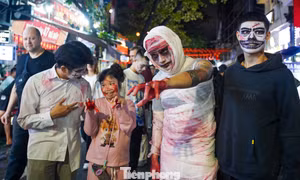 Đêm Halloween: Khách Tây hóa trang thành ma quỷ, chiến binh... khuấy động phố cổ Hà Nội