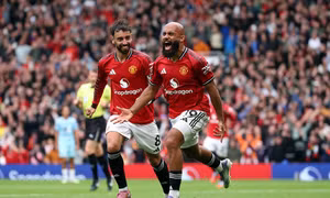 MU chật vật thắng tân binh Burnley bằng quả penalty phút bù giờ 