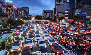 Hà Nội mưa lớn, lụt sâu, ùn tắc kéo dài, nhiều người bỏ xe đi bộ về nhà