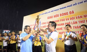 Trận đấu giữa đội bóng lãnh đạo TPHCM và nghệ sĩ quyên góp được 2 tỷ đồng