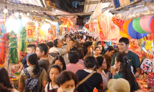 ‘Thiên đường lồng đèn’ ở TPHCM đông nghịt người 'check-in'