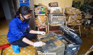 Trường học Thái Nguyên tan hoang, bùn đất bám dày, thanh niên, chiến sĩ chung tay dọn dẹp