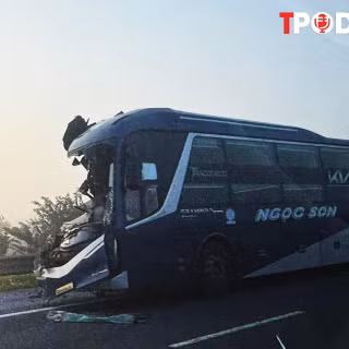 NÓNG 8/9: Ô tô khách không giữ khoảng cách tông vào đuôi xe đầu kéo, phụ xe tử vong