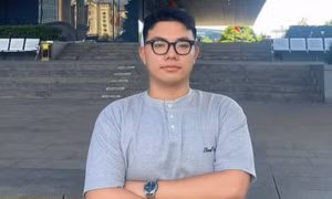 Nam sinh từng bị chê ‘làm màu’ vì học trong tiếng ồn trở thành á khoa đầu vào UEB.