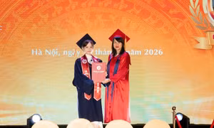 Yến Nhi nhận bằng cử nhân xếp loại Xuất sắc chuyên ngành Ngôn ngữ Anh.