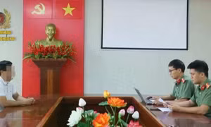 Tung tin 'vỡ đê' giữa lúc mưa lũ, người đàn ông bị phạt 15 triệu đồng