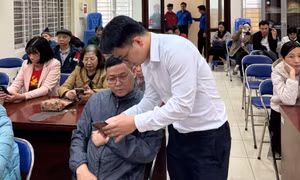 Thầy giáo trẻ Lưu Hải Nam hướng dẫn người lớn tuổi thực hành các kỹ năng công nghệ trong lớp học miễn phí