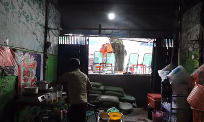 Mặt đường nâng cao hơn 1 m, nhà dân hai bên thành 'hầm tối'