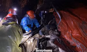 Sạt lở vùi xe khách, 25 người thương vong: Đội cứu hộ phải đi bộ ven rừng tìm đường cứu nạn