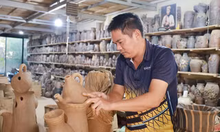 Ông Nguyễn Hồng Quang tỉ mỉ, chăm chút từng sản phẩm mới